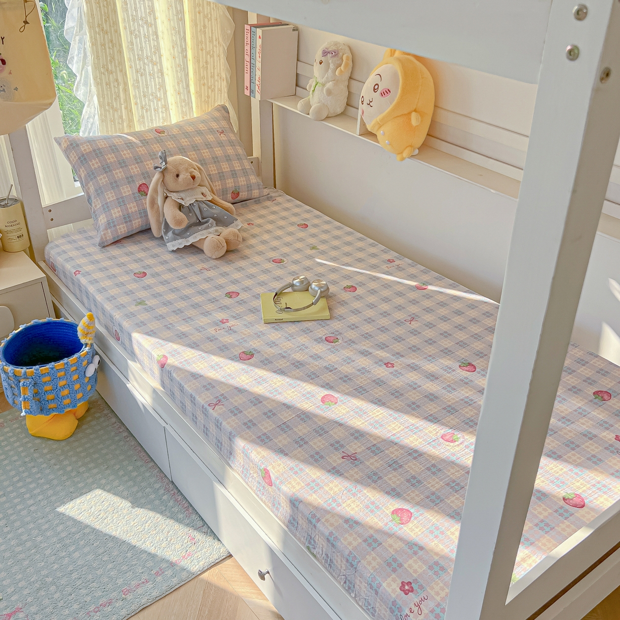 91家纺网 家纺一手货源 找家纺 韩巢家纺 2025新款双层纱学生宿舍寝室床笠单件单床笠上下铺防滑床单床垫套 有草莓的地方