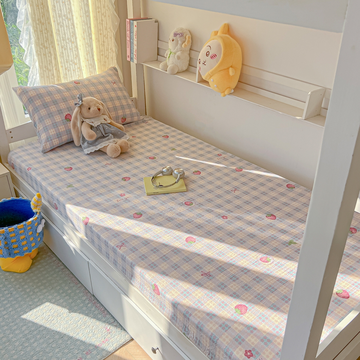 91家纺网 家纺一手货源 找家纺 韩巢家纺 2025新款双层纱学生宿舍寝室床笠单件单床笠上下铺防滑床单床垫套 有草莓的地方