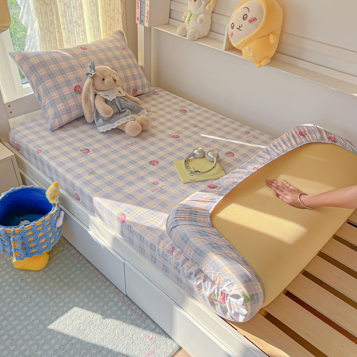 91家纺网 家纺一手货源 找家纺 韩巢家纺 2025新款双层纱学生宿舍寝室床笠单件单床笠上下铺防滑床单床垫套 有草莓的地方