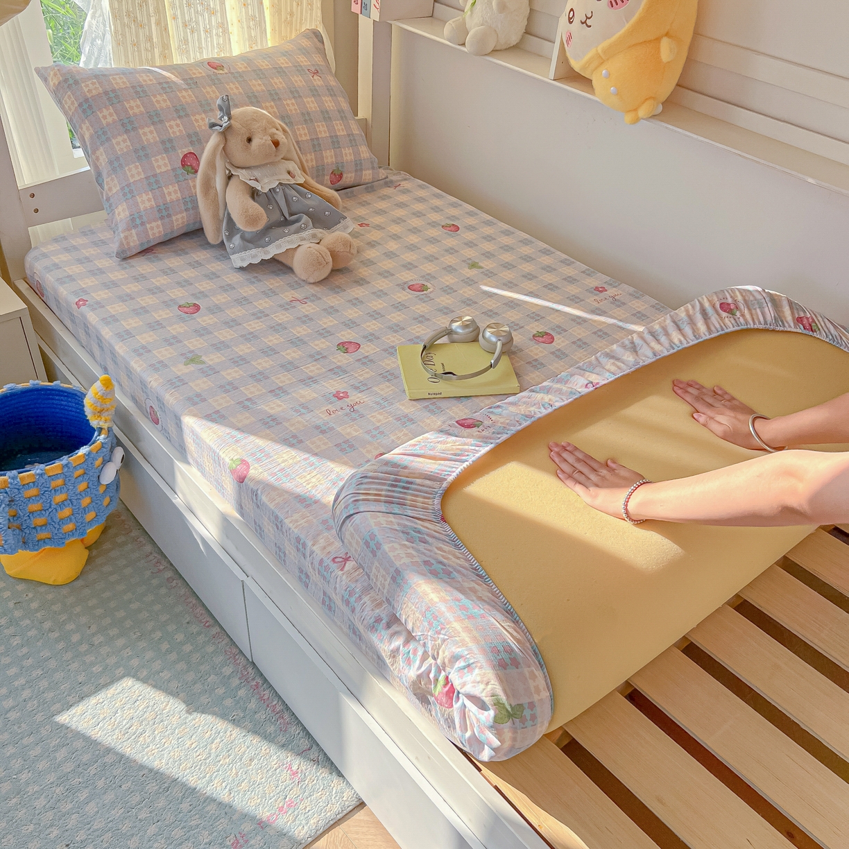 91家纺网 家纺一手货源 找家纺 韩巢家纺 2025新款双层纱学生宿舍寝室床笠单件单床笠上下铺防滑床单床垫套 有草莓的地方