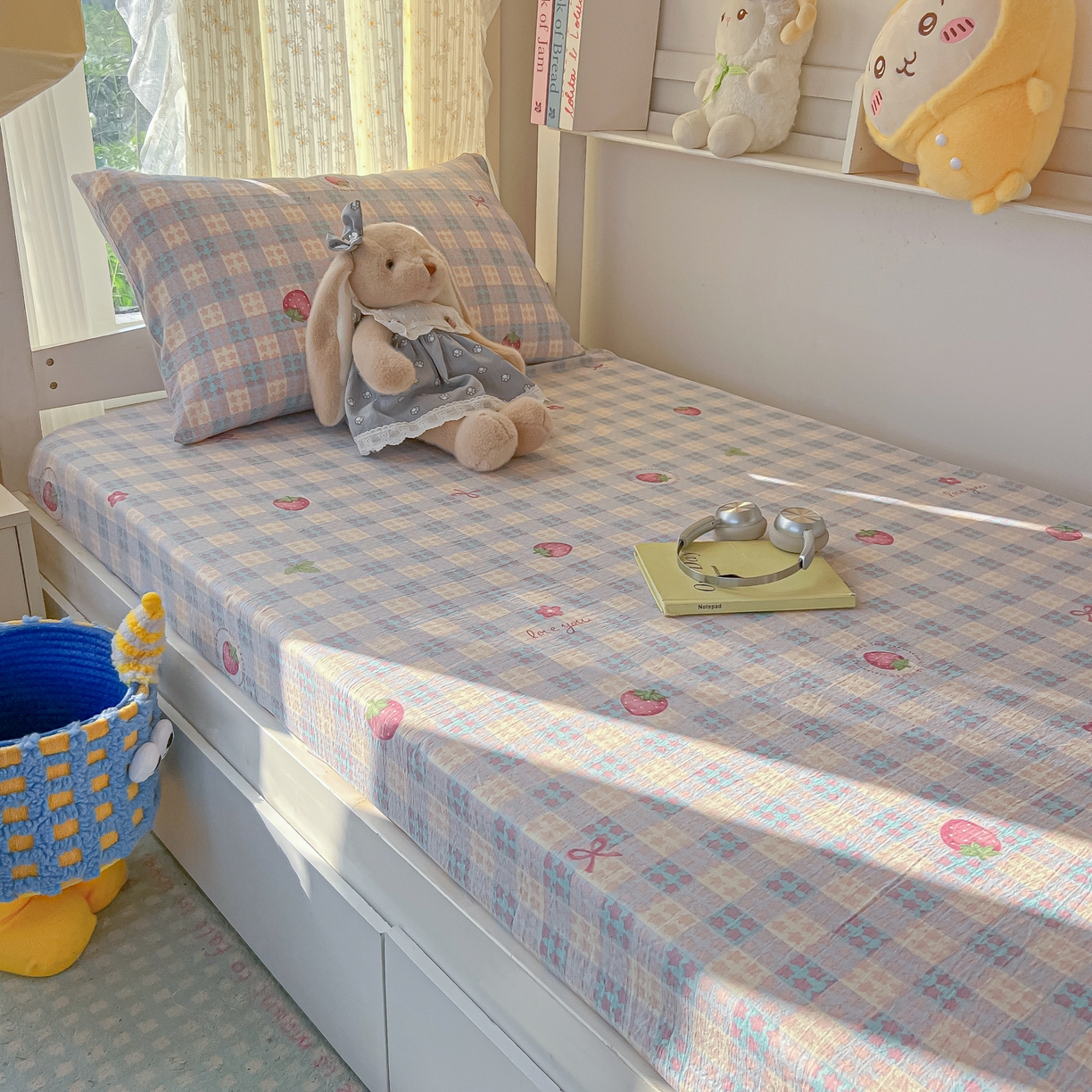 91家纺网 家纺一手货源 找家纺 韩巢家纺 2025新款双层纱学生宿舍寝室床笠单件单床笠上下铺防滑床单床垫套 有草莓的地方