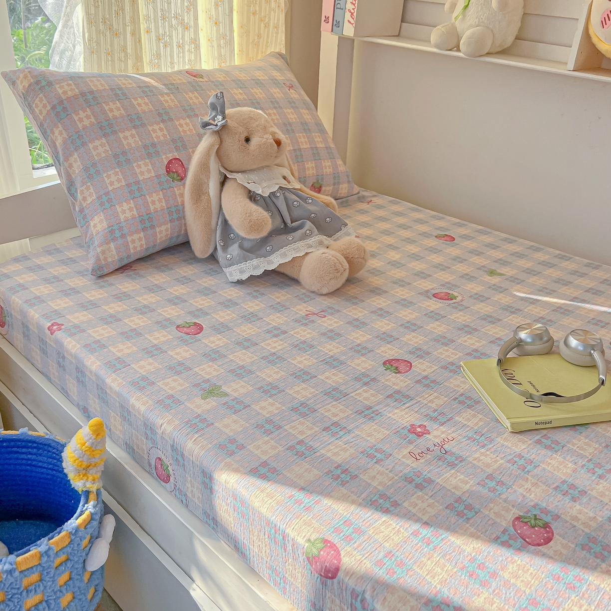 91家纺网 家纺一手货源 找家纺 韩巢家纺 2025新款双层纱学生宿舍寝室床笠单件单床笠上下铺防滑床单床垫套 有草莓的地方