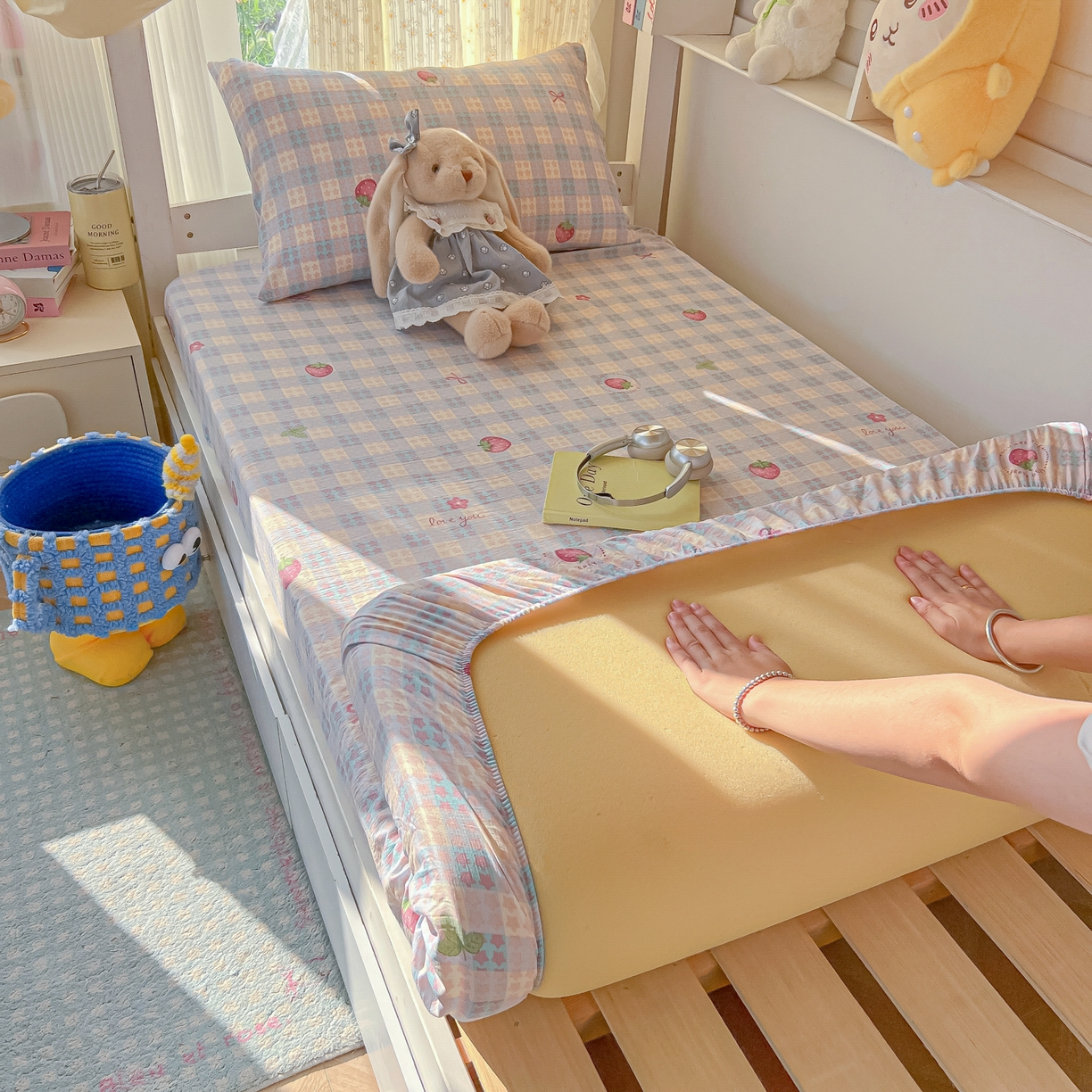 91家纺网 家纺一手货源 找家纺 韩巢家纺 2025新款双层纱学生宿舍寝室床笠单件单床笠上下铺防滑床单床垫套 有草莓的地方