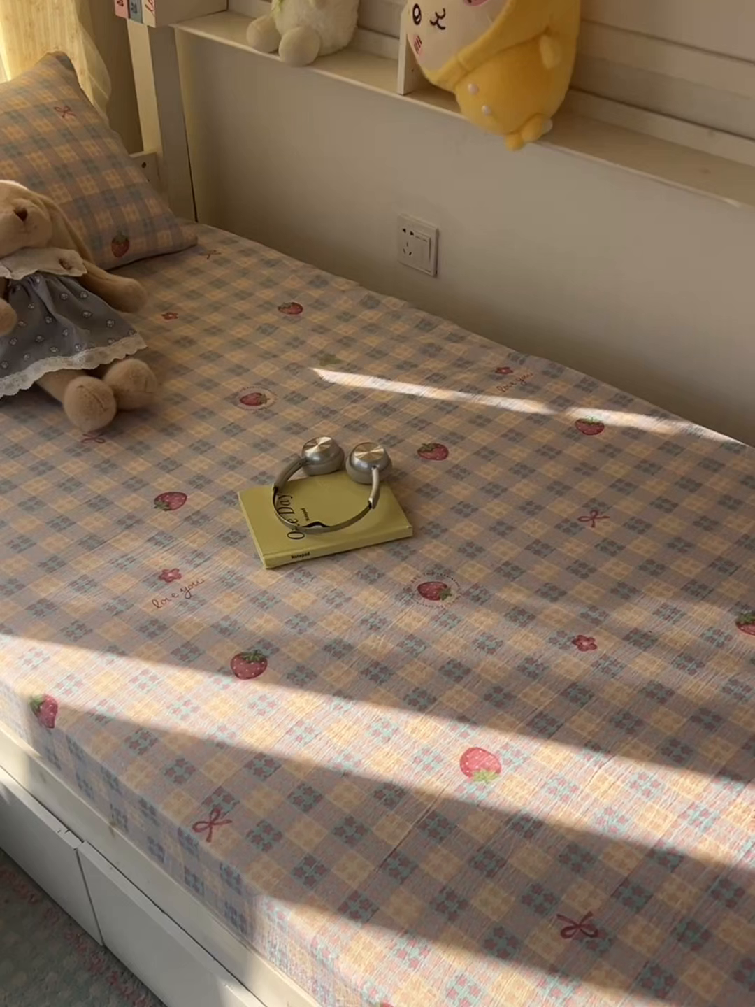 91家纺网 家纺一手货源 找家纺 韩巢家纺 2025新款双层纱学生宿舍寝室床笠单件单床笠上下铺防滑床单床垫套 有草莓的地方