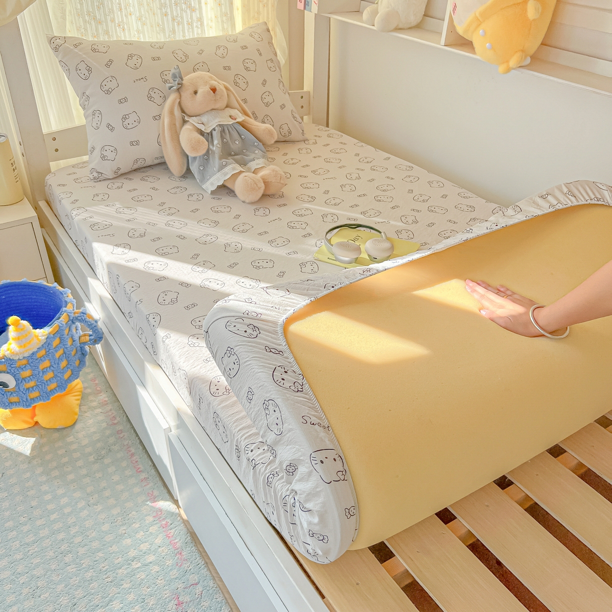 91家纺网 家纺一手货源 找家纺 韩巢家纺 2025新款双层纱学生宿舍寝室床笠单件单床笠上下铺防滑床单床垫套 猫咪恋人