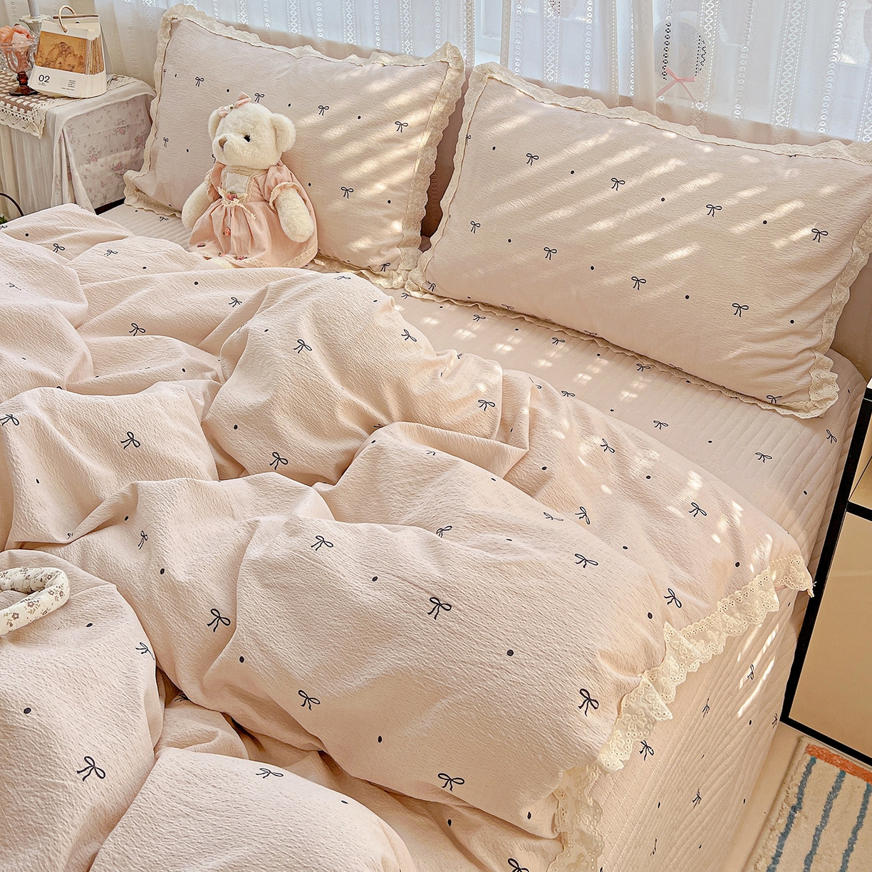 91家纺网 家纺一手货源 找家纺 富米莱（原臻工厂） 2025新款全棉蝴蝶花边热销款韩式云感亲肤棉床盖床裙四件套 粉结（蝴蝶花边款）