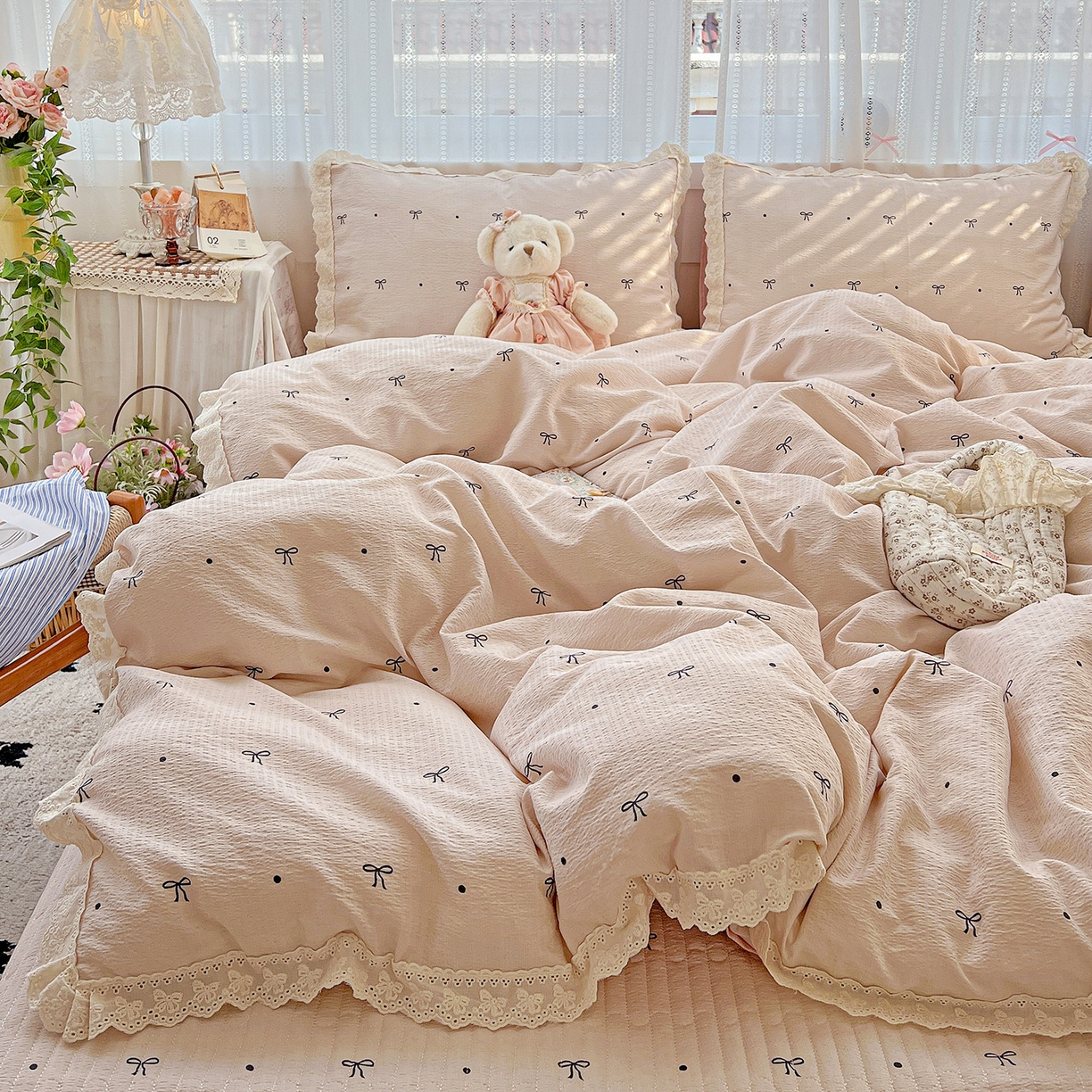 91家纺网 家纺一手货源 找家纺 富米莱（原臻工厂） 2025新款全棉蝴蝶花边热销款韩式云感亲肤棉床盖床裙四件套 粉结（蝴蝶花边款）