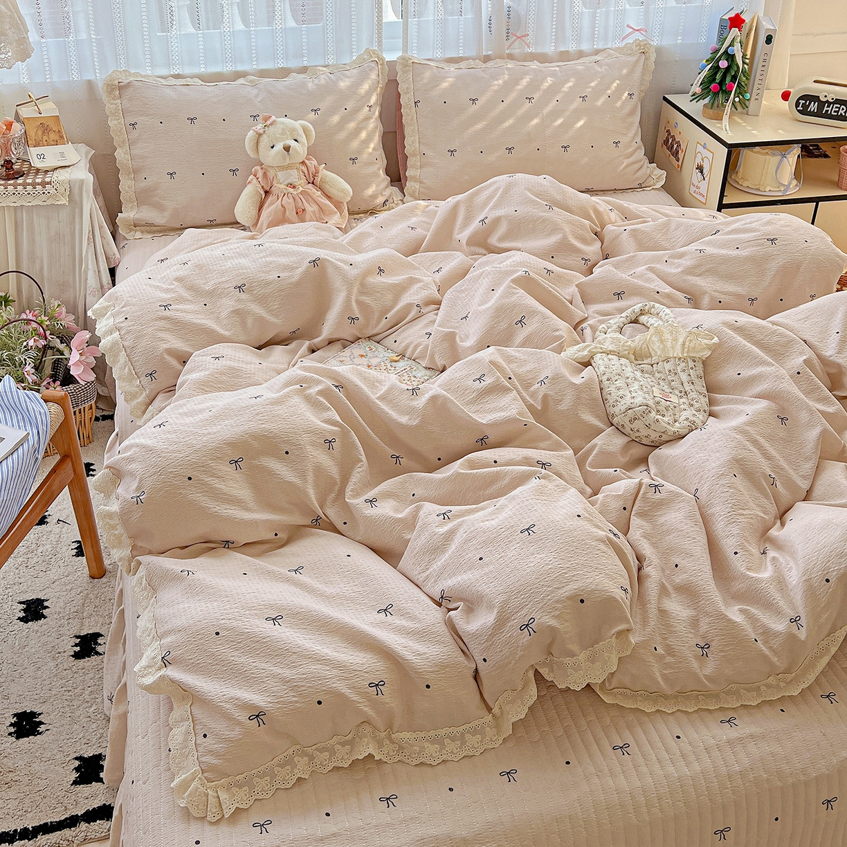 91家纺网 家纺一手货源 找家纺 富米莱（原臻工厂） 2025新款全棉蝴蝶花边热销款韩式云感亲肤棉床盖床裙四件套 粉结（蝴蝶花边款）