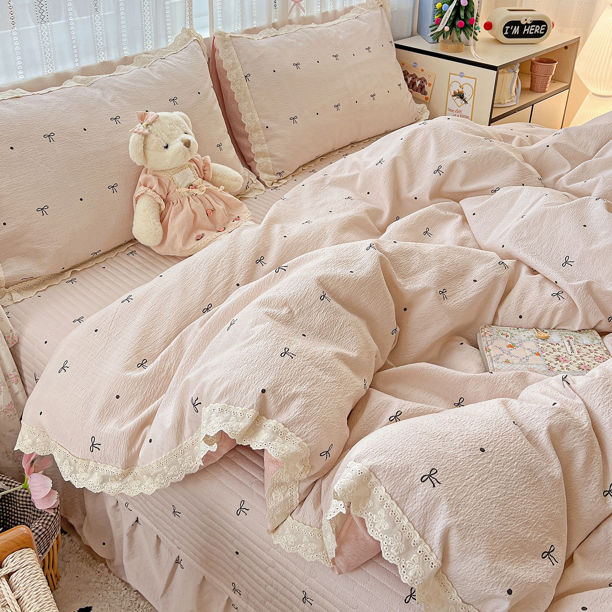 91家纺网 家纺一手货源 找家纺 富米莱（原臻工厂） 2025新款全棉蝴蝶花边热销款韩式云感亲肤棉床盖床裙四件套 粉结（蝴蝶花边款）