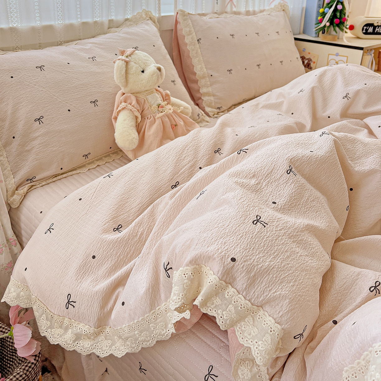 91家纺网 家纺一手货源 找家纺 富米莱（原臻工厂） 2025新款全棉蝴蝶花边热销款韩式云感亲肤棉床盖床裙四件套 粉结（蝴蝶花边款）