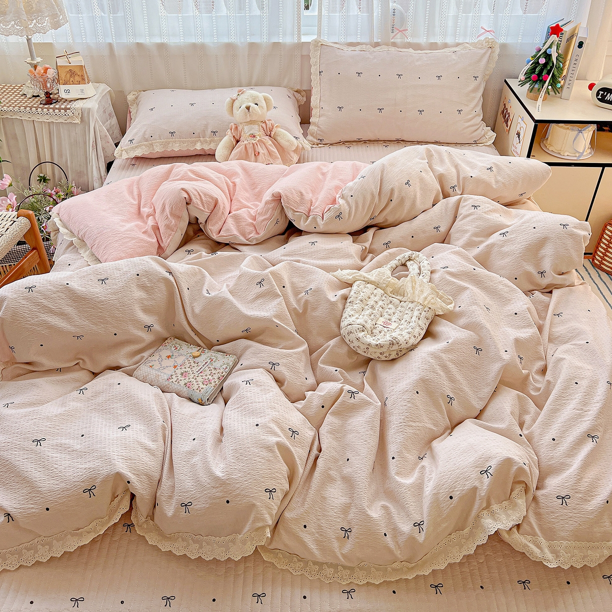 91家纺网 家纺一手货源 找家纺 富米莱（原臻工厂） 2025新款全棉蝴蝶花边热销款韩式云感亲肤棉床盖床裙四件套 粉结（蝴蝶花边款）