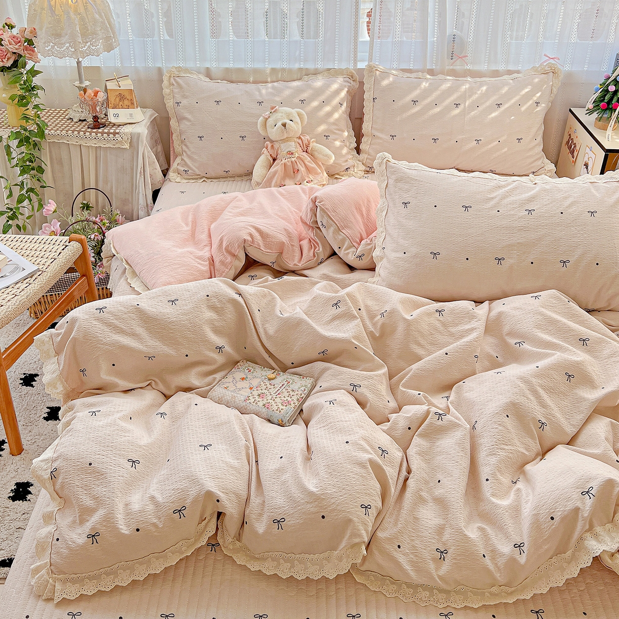 91家纺网 家纺一手货源 找家纺 富米莱（原臻工厂） 2025新款全棉蝴蝶花边热销款韩式云感亲肤棉床盖床裙四件套 粉结（蝴蝶花边款）