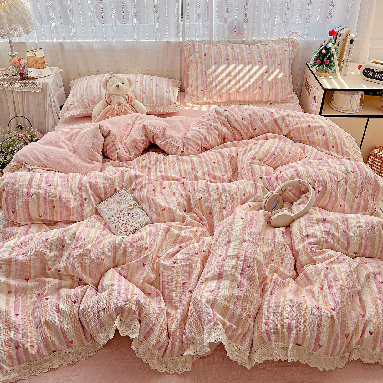 91家纺网 家纺一手货源 找家纺 富米莱（原臻工厂） 2025新款全棉蝴蝶花边热销款韩式云感亲肤棉床盖床裙四件套 红爱心（蝴蝶花边款）