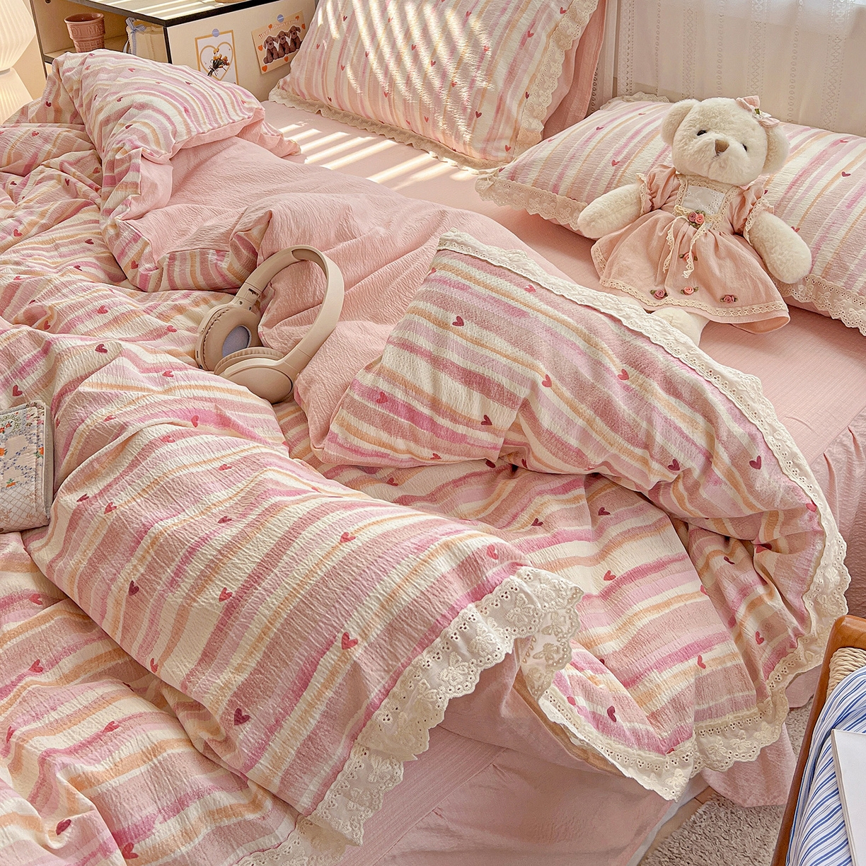 91家纺网 家纺一手货源 找家纺 富米莱（原臻工厂） 2025新款全棉蝴蝶花边热销款韩式云感亲肤棉床盖床裙四件套 红爱心（蝴蝶花边款）