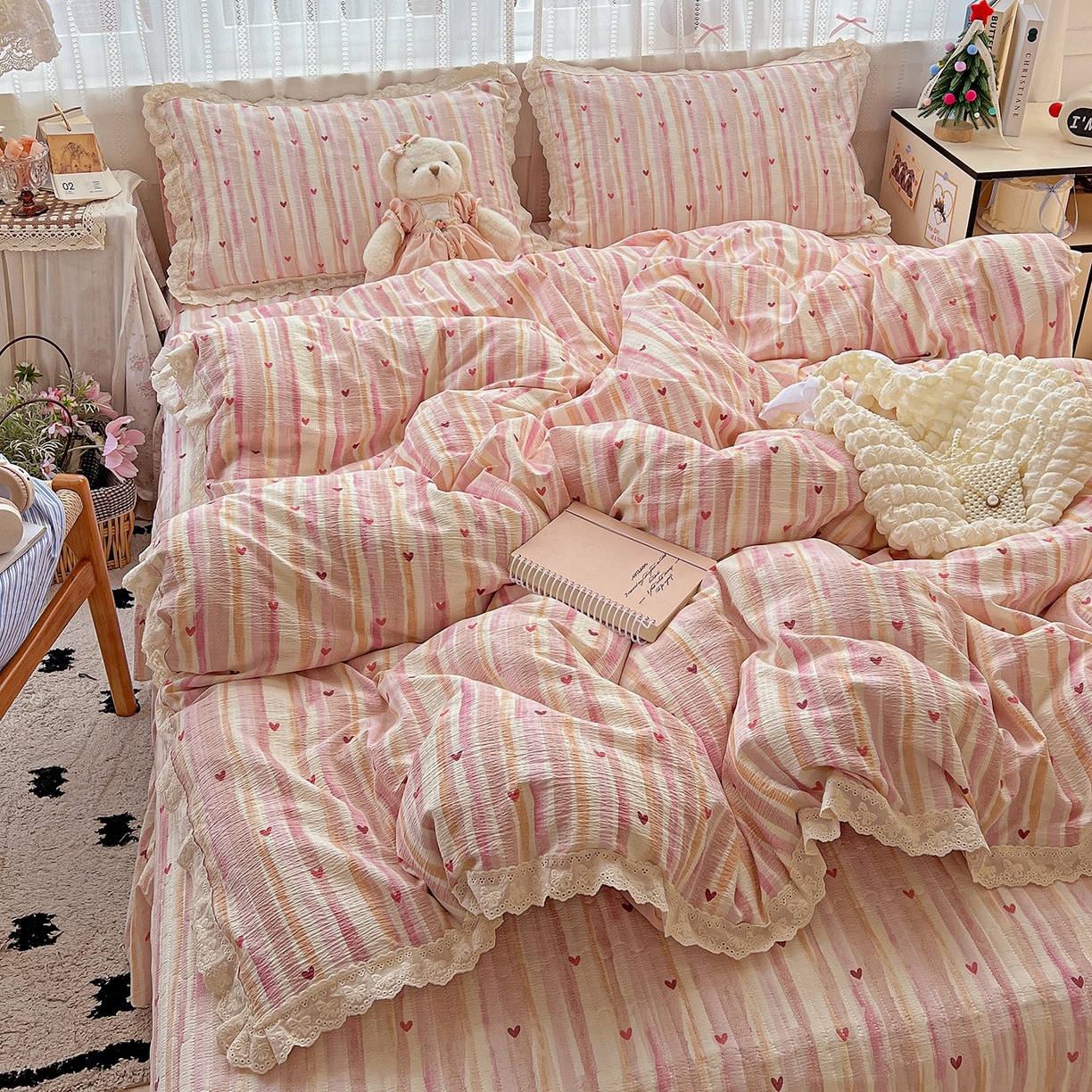 91家纺网 家纺一手货源 找家纺 富米莱（原臻工厂） 2025新款全棉蝴蝶花边热销款韩式云感亲肤棉床盖床裙四件套 红爱心（蝴蝶花边款）