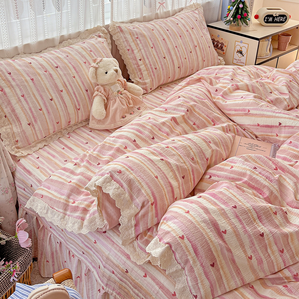 91家纺网 家纺一手货源 找家纺 富米莱（原臻工厂） 2025新款全棉蝴蝶花边热销款韩式云感亲肤棉床盖床裙四件套 红爱心（蝴蝶花边款）