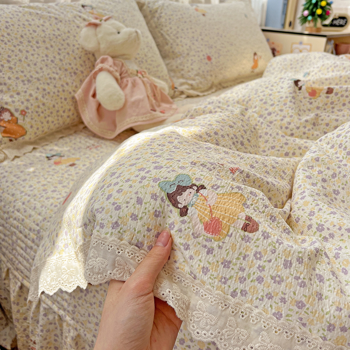 91家纺网 家纺一手货源 找家纺 富米莱（原臻工厂） 2025新款全棉蝴蝶花边热销款韩式云感亲肤棉床盖床裙四件套 可爱小女孩（蝴蝶花边款）