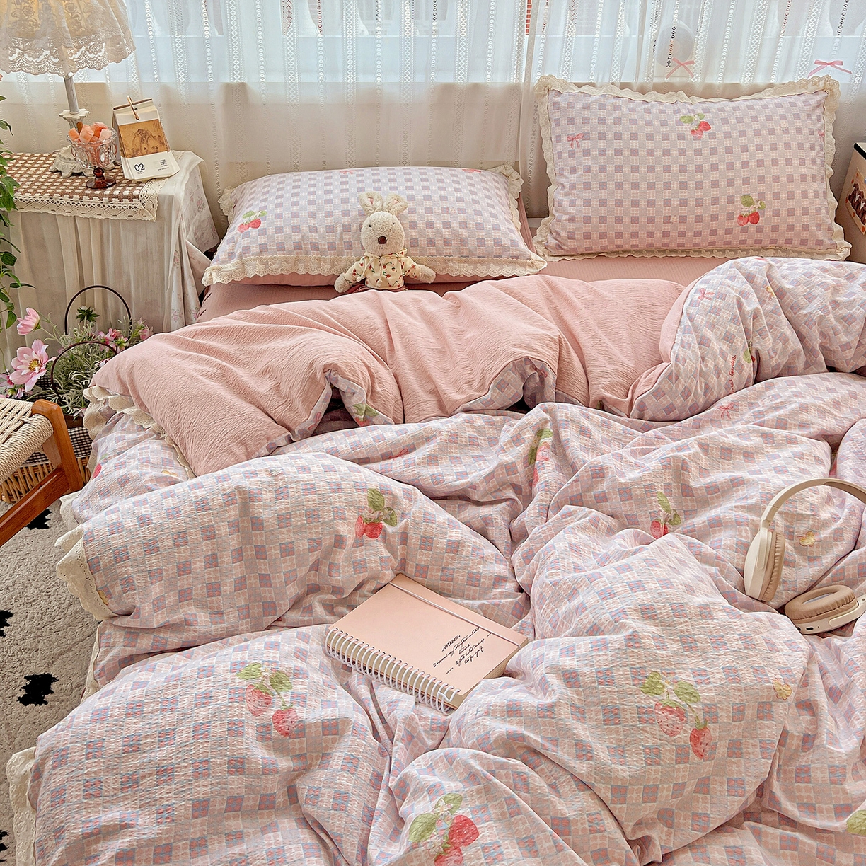 91家纺网 家纺一手货源 找家纺 富米莱（原臻工厂） 2025新款全棉蝴蝶花边热销款韩式云感亲肤棉床盖床裙四件套 有草莓的地方（蝴蝶花边款）