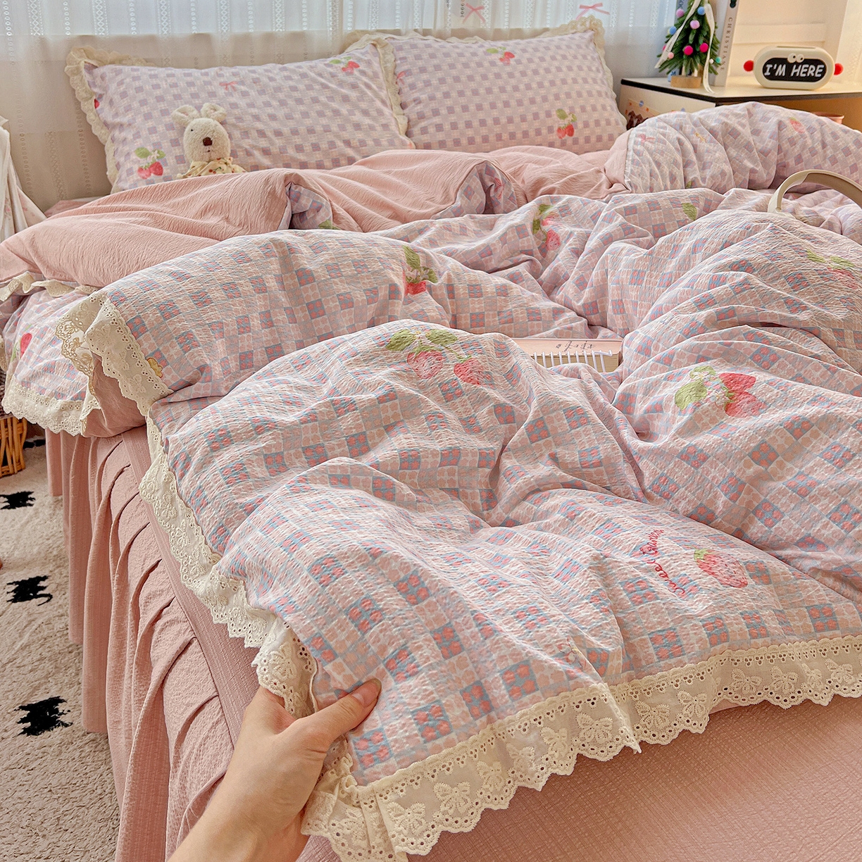 91家纺网 家纺一手货源 找家纺 富米莱（原臻工厂） 2025新款全棉蝴蝶花边热销款韩式云感亲肤棉床盖床裙四件套 有草莓的地方（蝴蝶花边款）