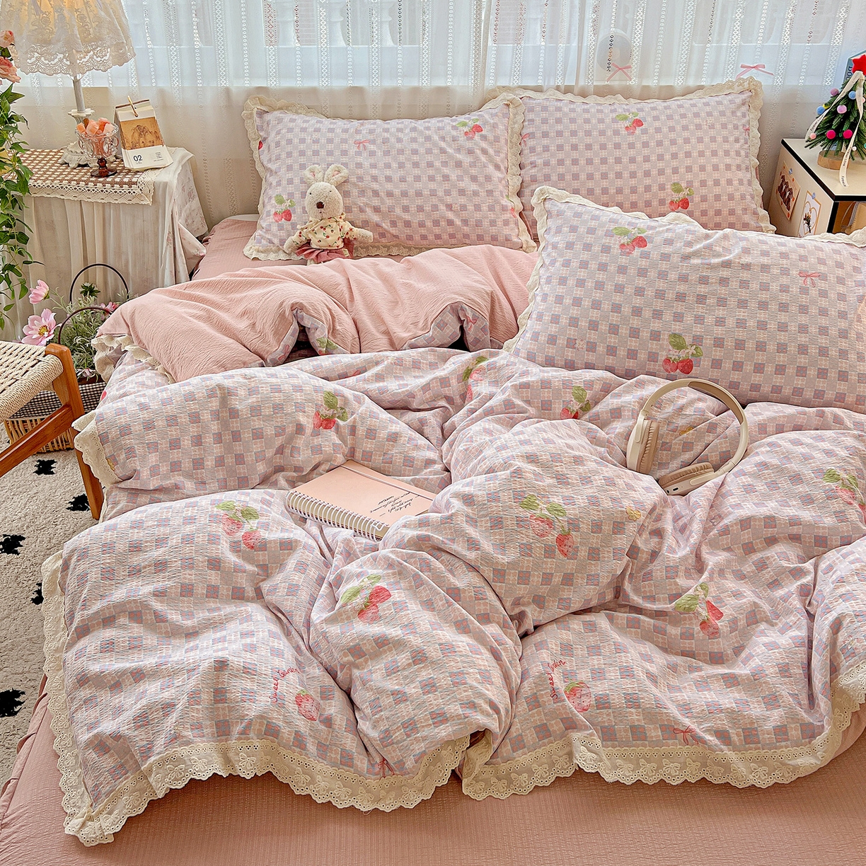 91家纺网 家纺一手货源 找家纺 富米莱（原臻工厂） 2025新款全棉蝴蝶花边热销款韩式云感亲肤棉床盖床裙四件套 有草莓的地方（蝴蝶花边款）