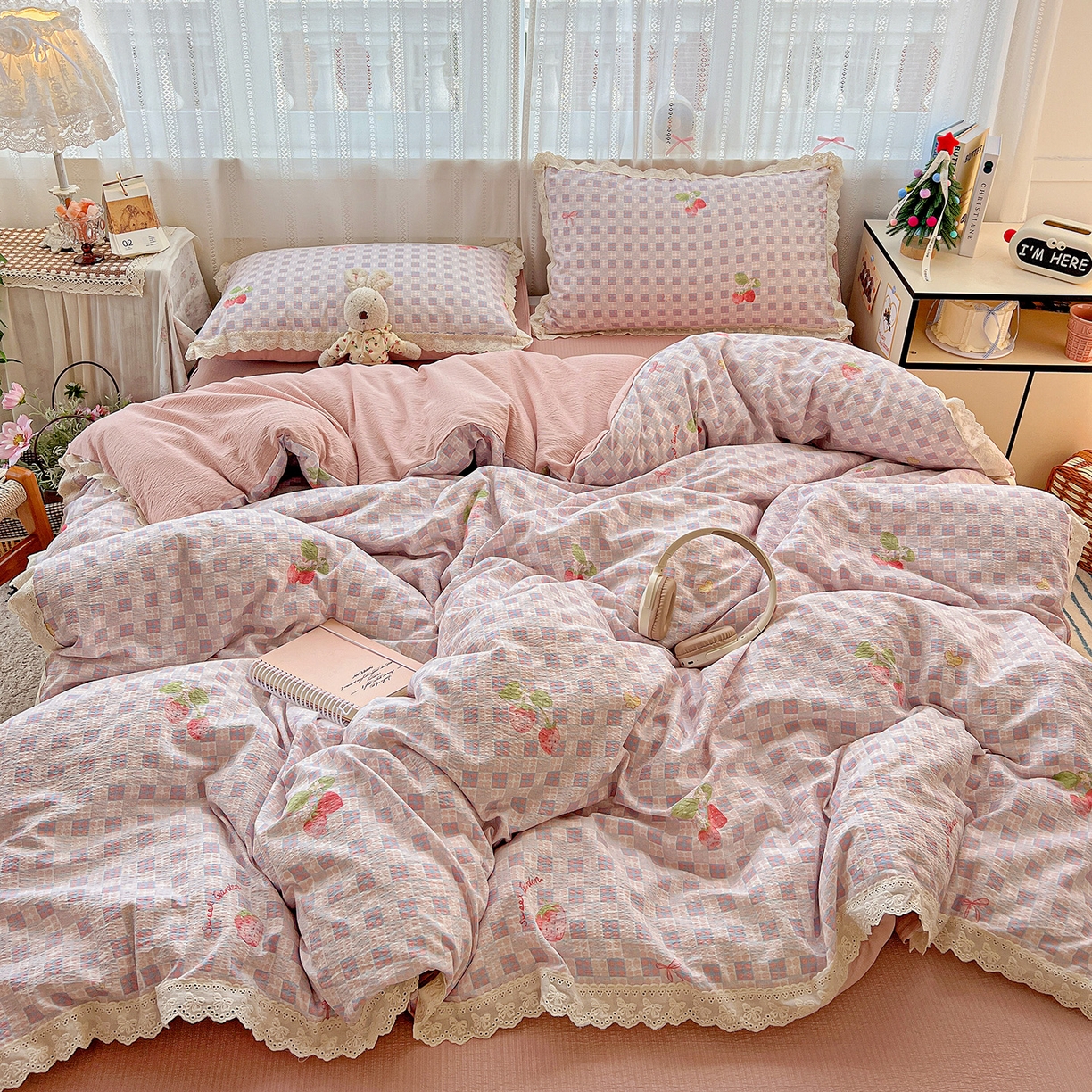 91家纺网 家纺一手货源 找家纺 富米莱（原臻工厂） 2025新款全棉蝴蝶花边热销款韩式云感亲肤棉床盖床裙四件套 有草莓的地方（蝴蝶花边款）