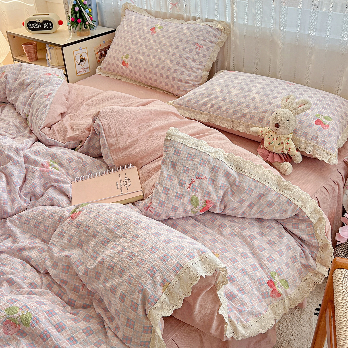 91家纺网 家纺一手货源 找家纺 富米莱（原臻工厂） 2025新款全棉蝴蝶花边热销款韩式云感亲肤棉床盖床裙四件套 有草莓的地方（蝴蝶花边款）