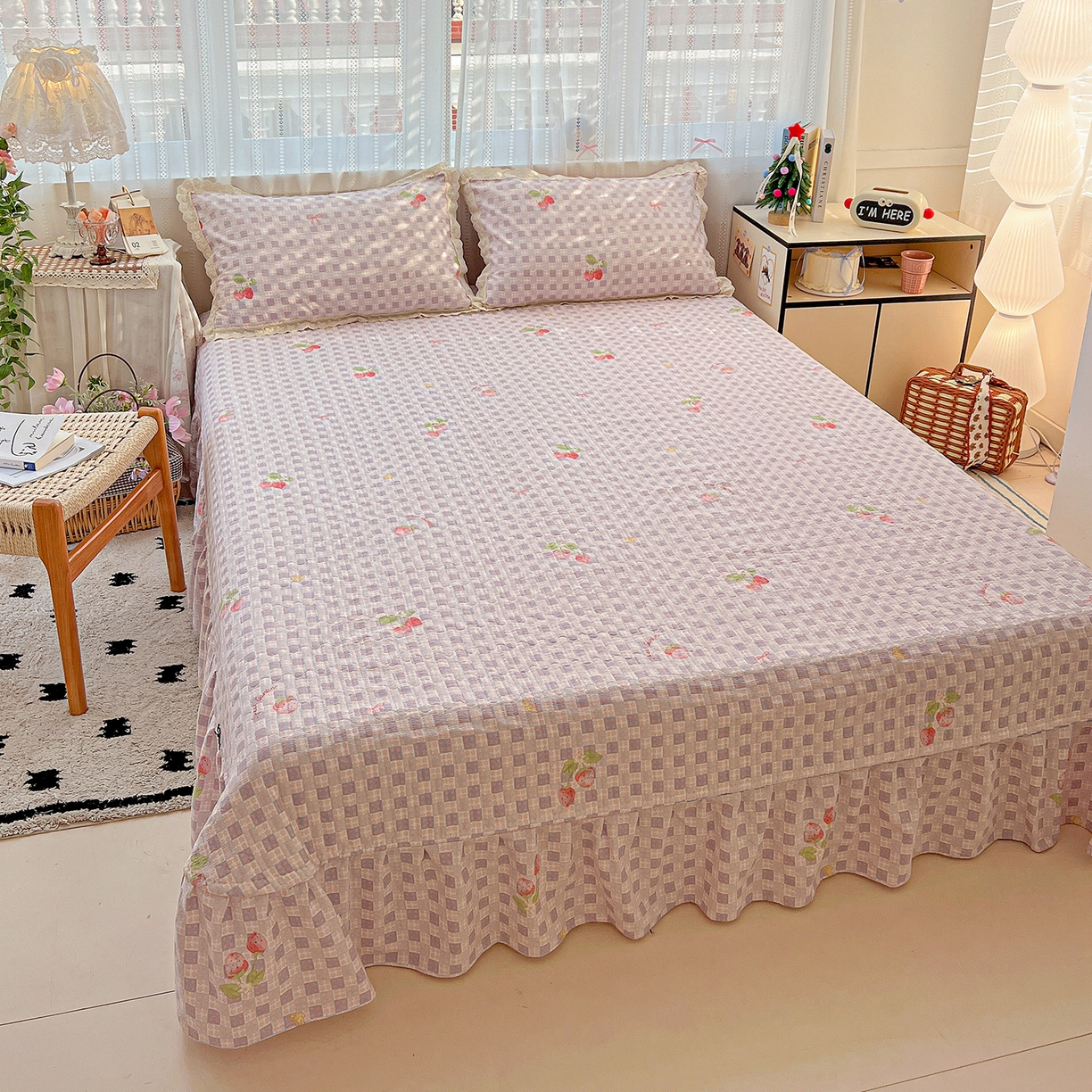 91家纺网 家纺一手货源 找家纺 富米莱（原臻工厂） 2025新款全棉蝴蝶花边热销款韩式云感亲肤棉床盖床裙四件套 有草莓的地方（蝴蝶花边款）