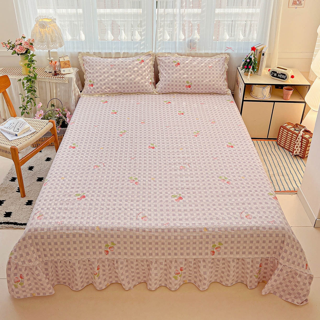 91家纺网 家纺一手货源 找家纺 富米莱（原臻工厂） 2025新款全棉蝴蝶花边热销款韩式云感亲肤棉床盖床裙四件套 有草莓的地方（蝴蝶花边款）