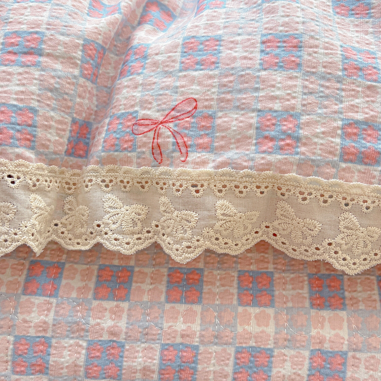 91家纺网 家纺一手货源 找家纺 富米莱（原臻工厂） 2025新款全棉蝴蝶花边热销款韩式云感亲肤棉床盖床裙四件套 有草莓的地方（蝴蝶花边款）