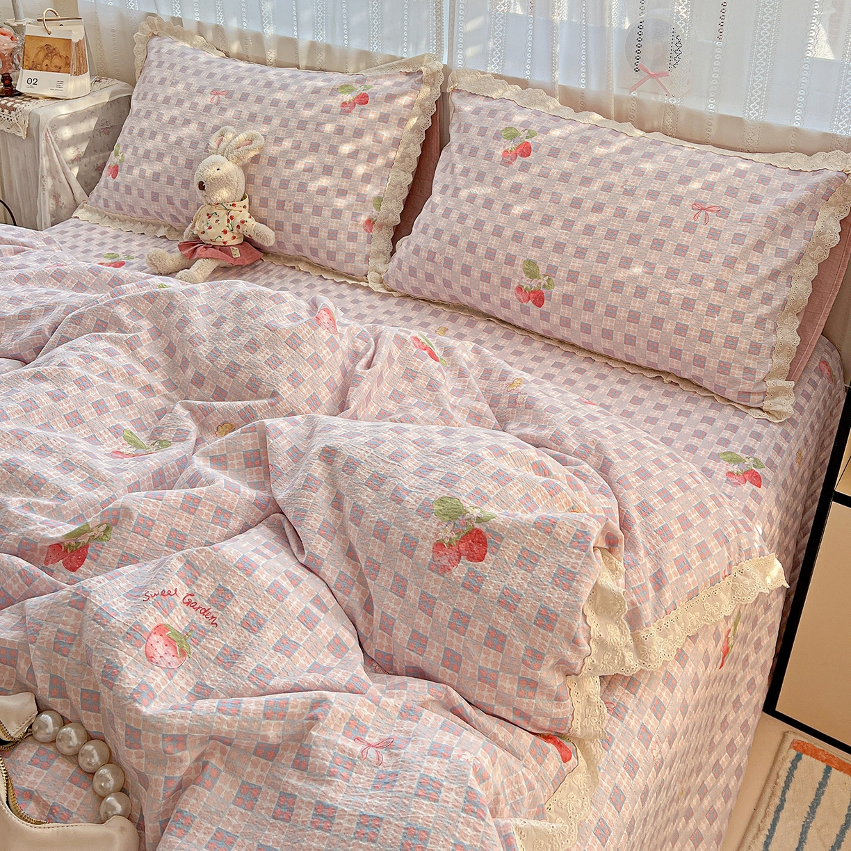 91家纺网 家纺一手货源 找家纺 富米莱（原臻工厂） 2025新款全棉蝴蝶花边热销款韩式云感亲肤棉床盖床裙四件套 有草莓的地方（蝴蝶花边款）