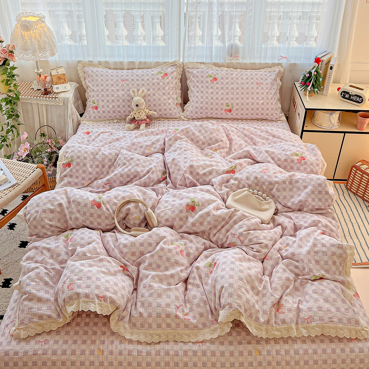 91家纺网 家纺一手货源 找家纺 富米莱（原臻工厂） 2025新款全棉蝴蝶花边热销款韩式云感亲肤棉床盖床裙四件套 有草莓的地方（蝴蝶花边款）