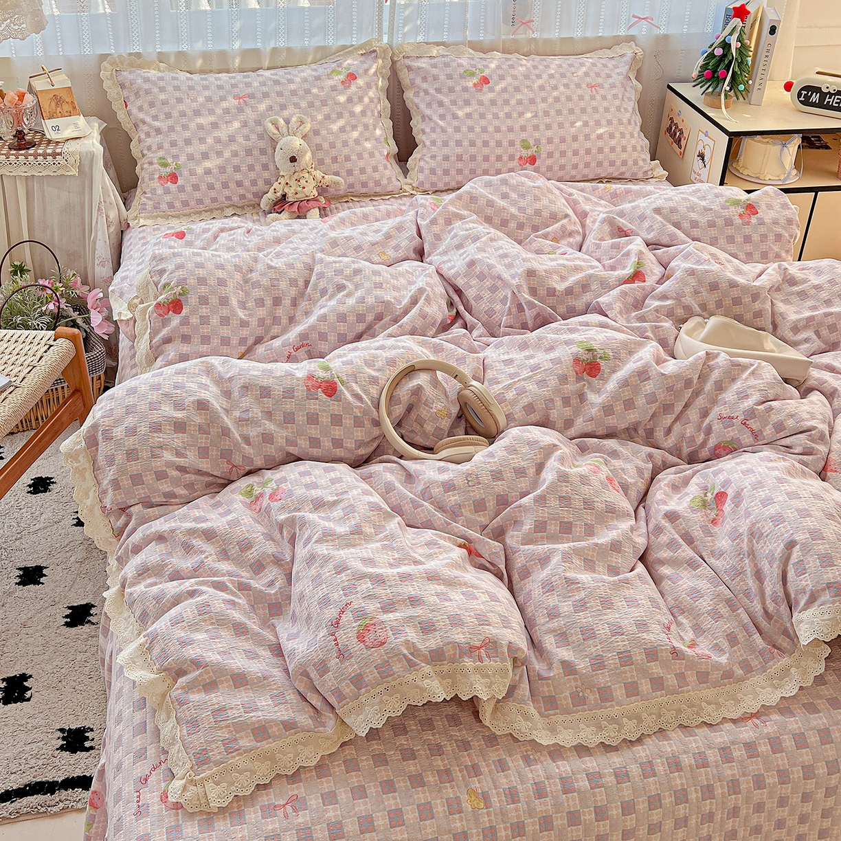 91家纺网 家纺一手货源 找家纺 富米莱（原臻工厂） 2025新款全棉蝴蝶花边热销款韩式云感亲肤棉床盖床裙四件套 有草莓的地方（蝴蝶花边款）