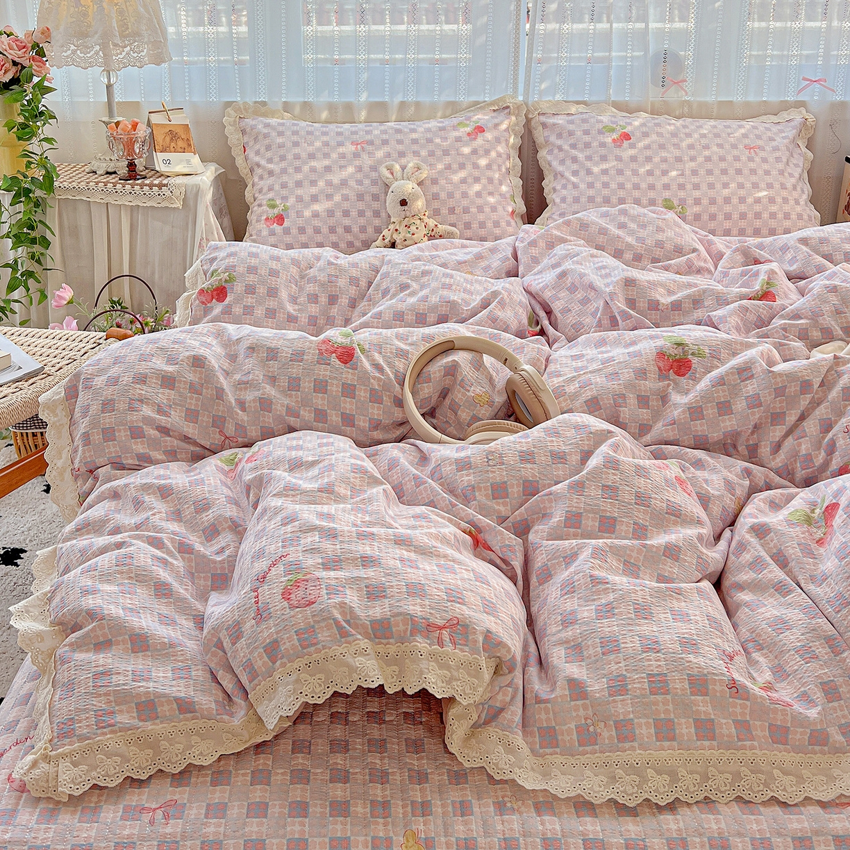 91家纺网 家纺一手货源 找家纺 富米莱（原臻工厂） 2025新款全棉蝴蝶花边热销款韩式云感亲肤棉床盖床裙四件套 有草莓的地方（蝴蝶花边款）