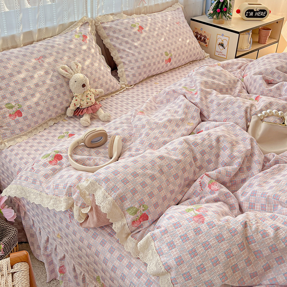 91家纺网 家纺一手货源 找家纺 富米莱（原臻工厂） 2025新款全棉蝴蝶花边热销款韩式云感亲肤棉床盖床裙四件套 有草莓的地方（蝴蝶花边款）