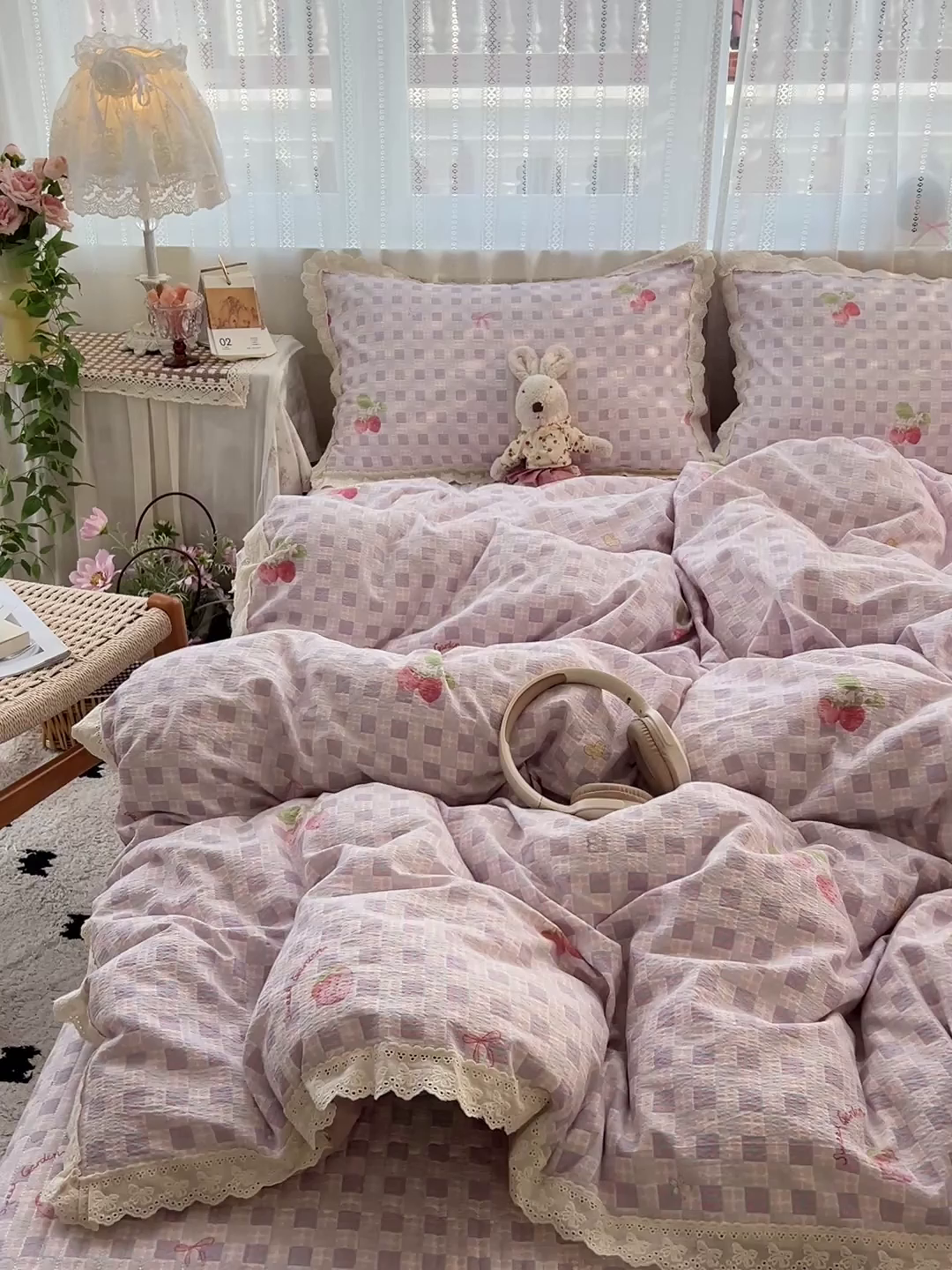 91家纺网 家纺一手货源 找家纺 富米莱（原臻工厂） 2025新款全棉蝴蝶花边热销款韩式云感亲肤棉床盖床裙四件套 有草莓的地方（蝴蝶花边款）