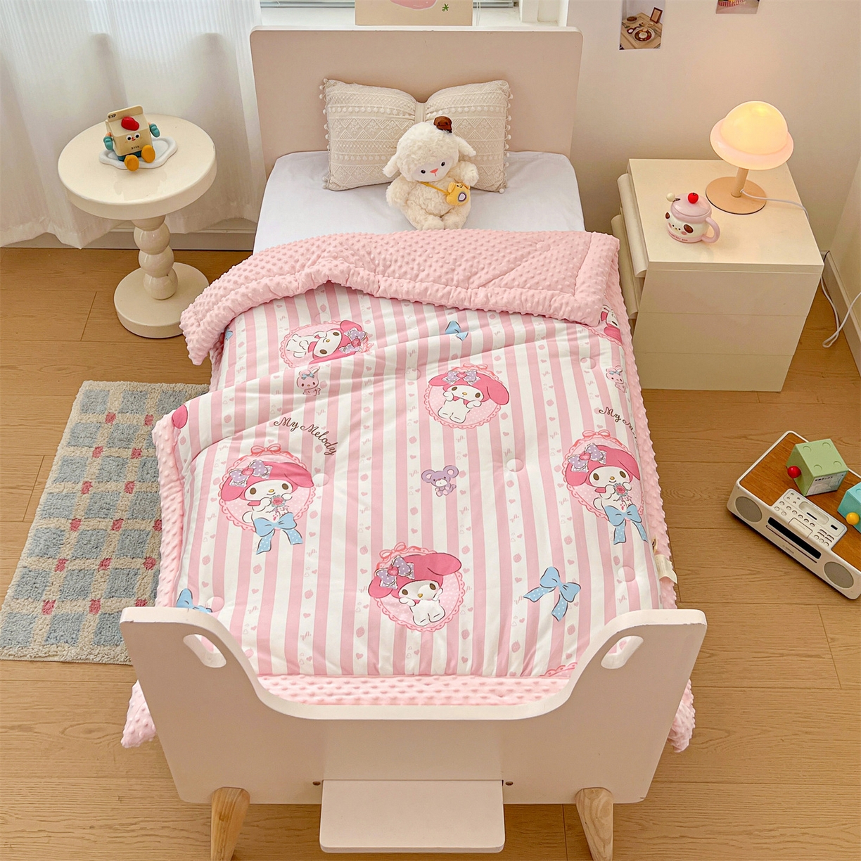 91家纺网 家纺一手货源 找家纺 名兮家居 2025秋冬新款母婴级经典奥特曼三丽鸥豆豆被 被子被芯 竖条美乐蒂