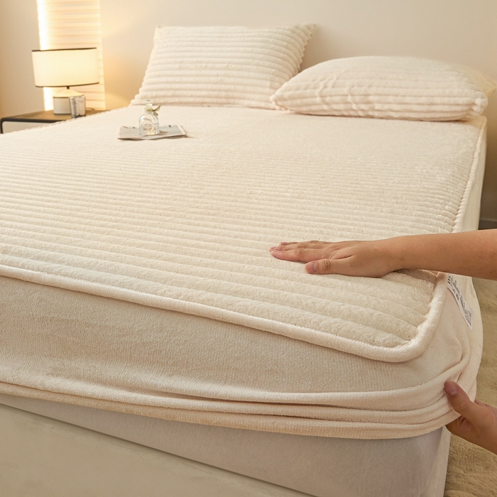 91家纺网 家纺一手货源 找家纺 欧邦 2025新款兔兔绒牛奶绒抽条床笠 抽条床笠-本白