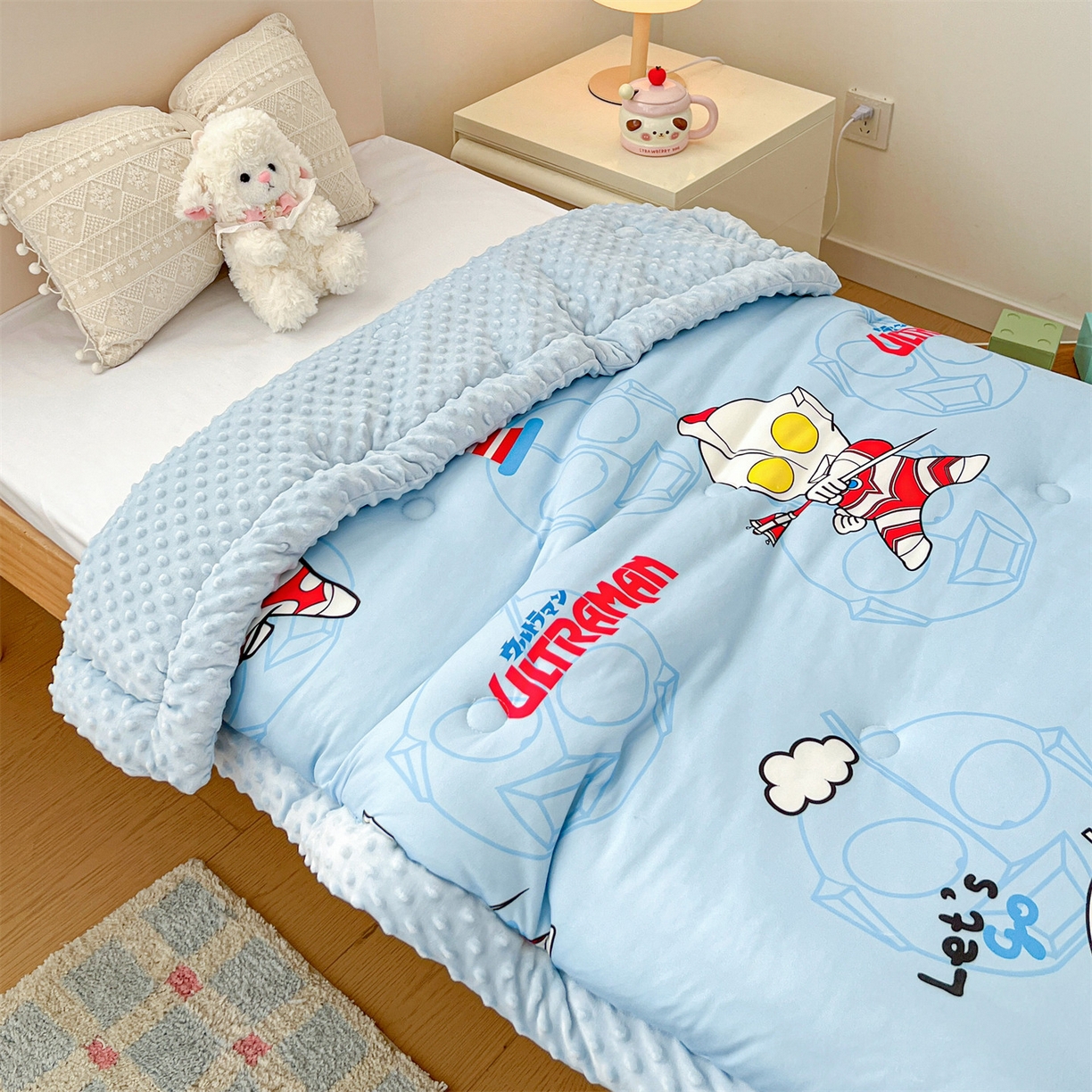 91家纺网 家纺一手货源 找家纺 名兮家居 2025秋冬新款母婴级经典奥特曼三丽鸥豆豆被 被子被芯 奥特兄弟