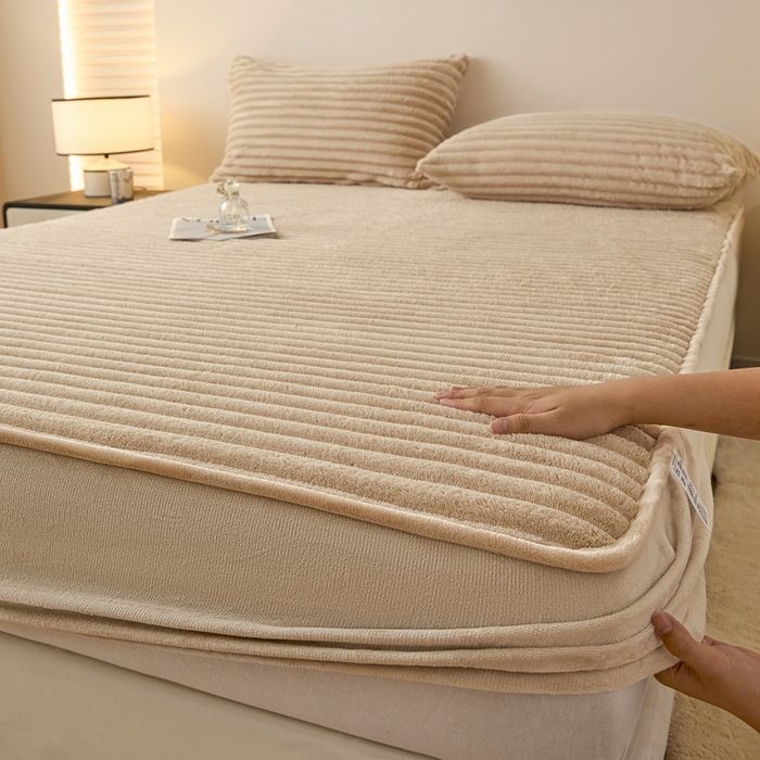 91家纺网 家纺一手货源 找家纺 欧邦 2025新款兔兔绒牛奶绒抽条床笠 抽条床笠-卡其