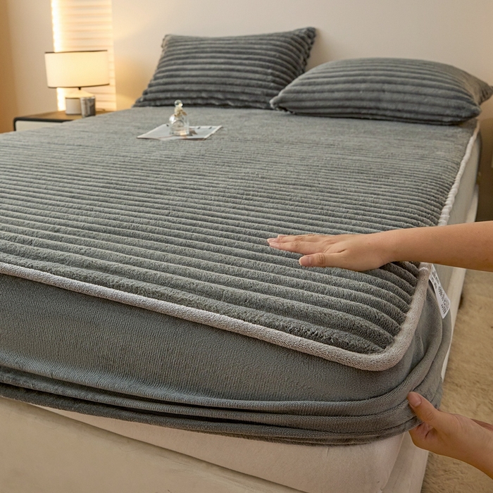 91家纺网 家纺一手货源 找家纺 （总）欧邦 2025新款兔兔绒牛奶绒抽条床笠