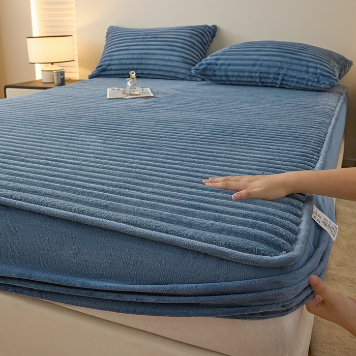 91家纺网 家纺一手货源 找家纺 欧邦 2025新款兔兔绒牛奶绒抽条床笠 抽条床笠-深蓝