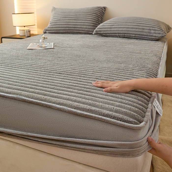 91家纺网 家纺一手货源 找家纺 欧邦 2025新款兔兔绒牛奶绒抽条床笠 抽条床笠-中灰