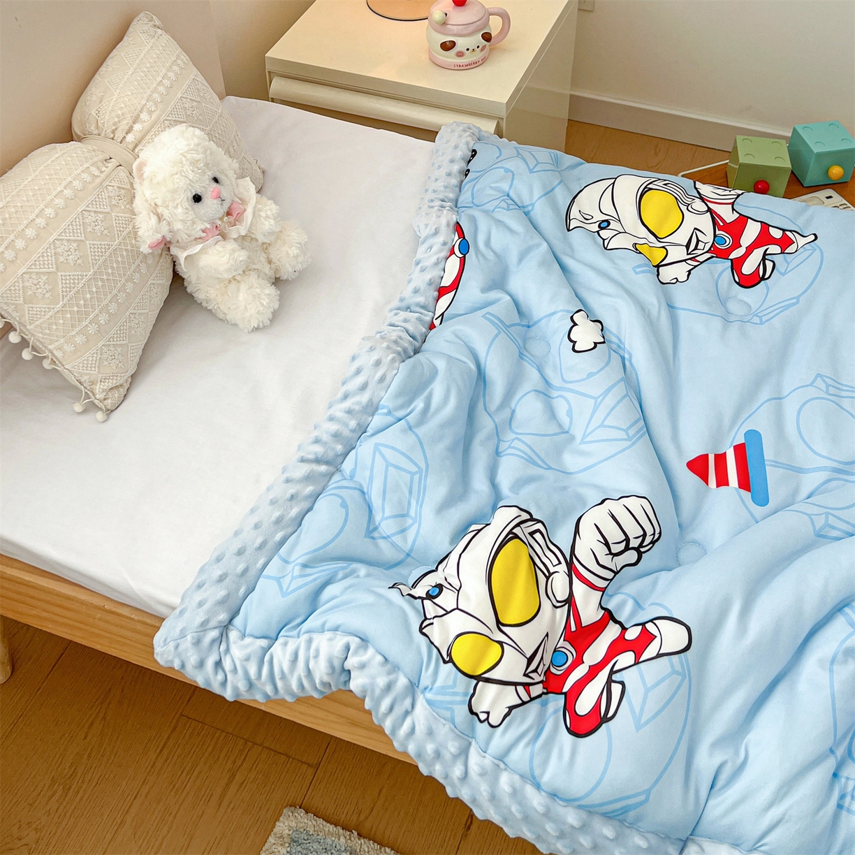 91家纺网 家纺一手货源 找家纺 名兮家居 2025秋冬新款母婴级经典奥特曼三丽鸥豆豆被 被子被芯 奥特兄弟