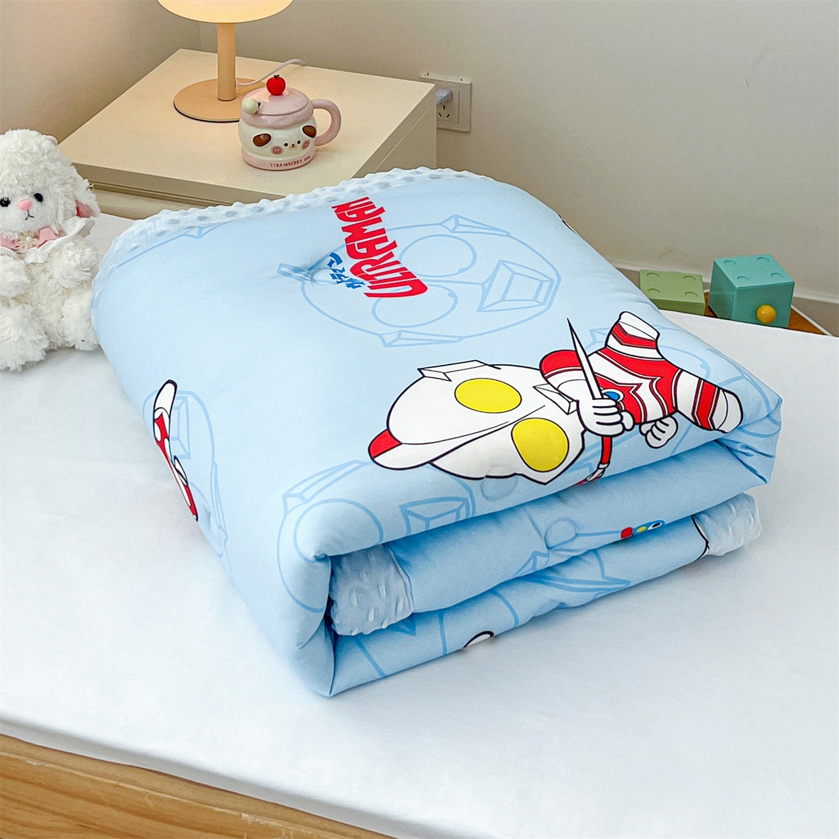 91家纺网 家纺一手货源 找家纺 名兮家居 2025秋冬新款母婴级经典奥特曼三丽鸥豆豆被 被子被芯 奥特兄弟