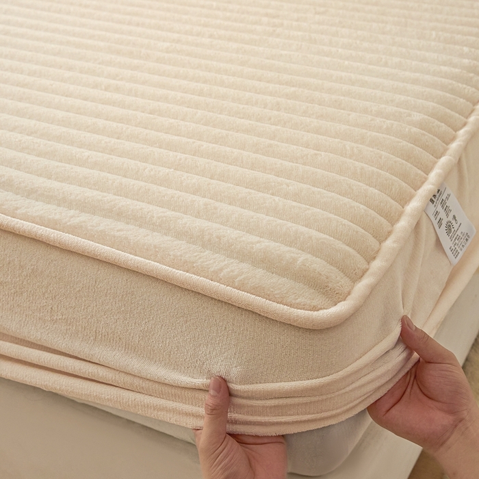 91家纺网 家纺一手货源 找家纺 欧邦 2025新款兔兔绒牛奶绒抽条床笠 抽条床笠-本白