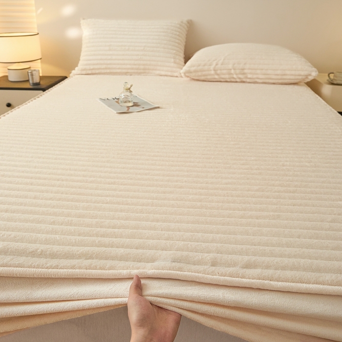 91家纺网 家纺一手货源 找家纺 欧邦 2025新款兔兔绒牛奶绒抽条床笠 抽条床笠-本白