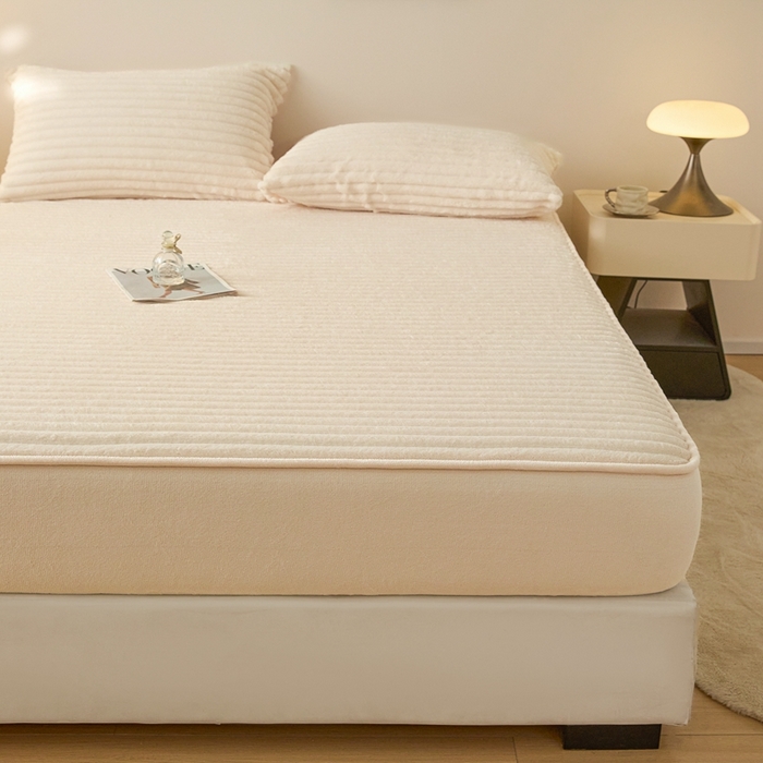 91家纺网 家纺一手货源 找家纺 欧邦 2025新款兔兔绒牛奶绒抽条床笠 抽条床笠-本白