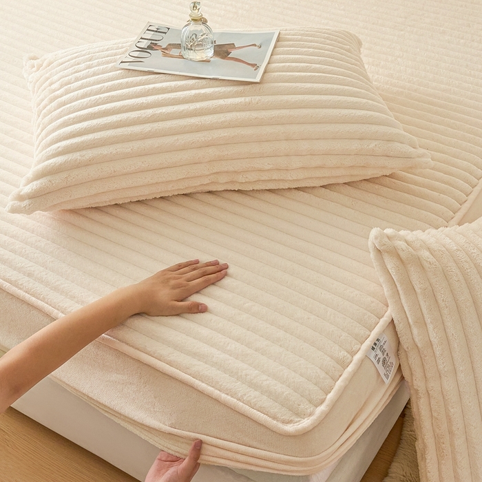 91家纺网 家纺一手货源 找家纺 欧邦 2025新款兔兔绒牛奶绒抽条床笠 抽条床笠-本白