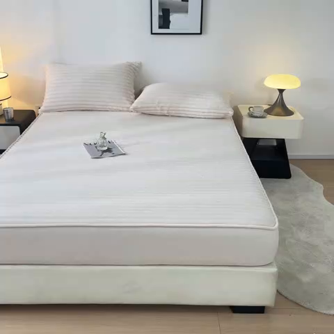 91家纺网 家纺一手货源 找家纺 欧邦 2025新款兔兔绒牛奶绒抽条床笠 抽条床笠-本白