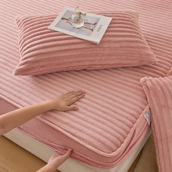 91家纺网 家纺一手货源 找家纺 欧邦 2025新款兔兔绒牛奶绒抽条床笠 抽条床笠-豆沙